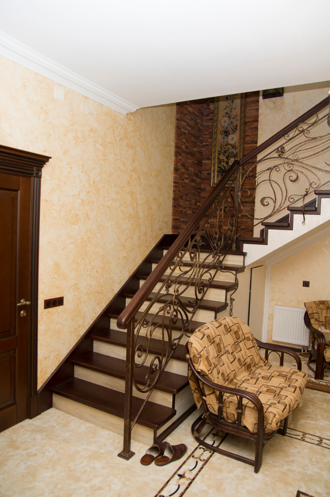 Лестница на бетонном основании.