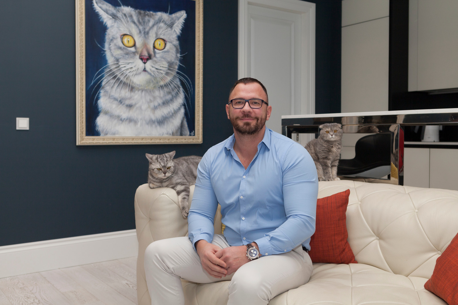 В гостях: 54 метра — «сталинка» с тёмными стенами