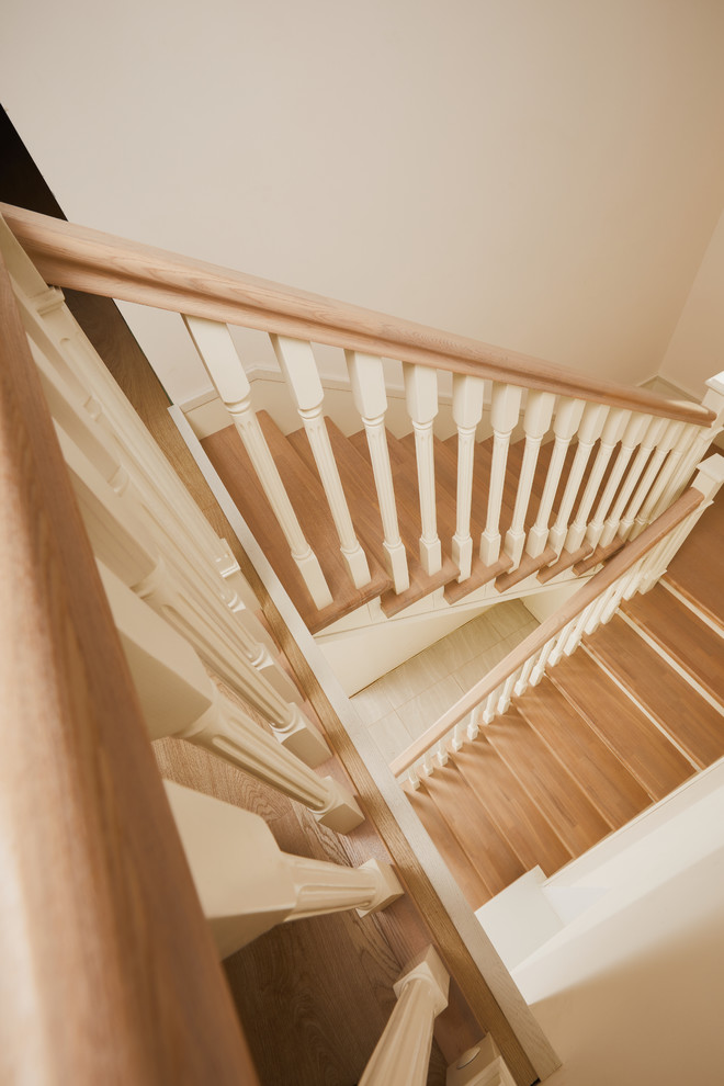 Лестница с деревянными балясинами