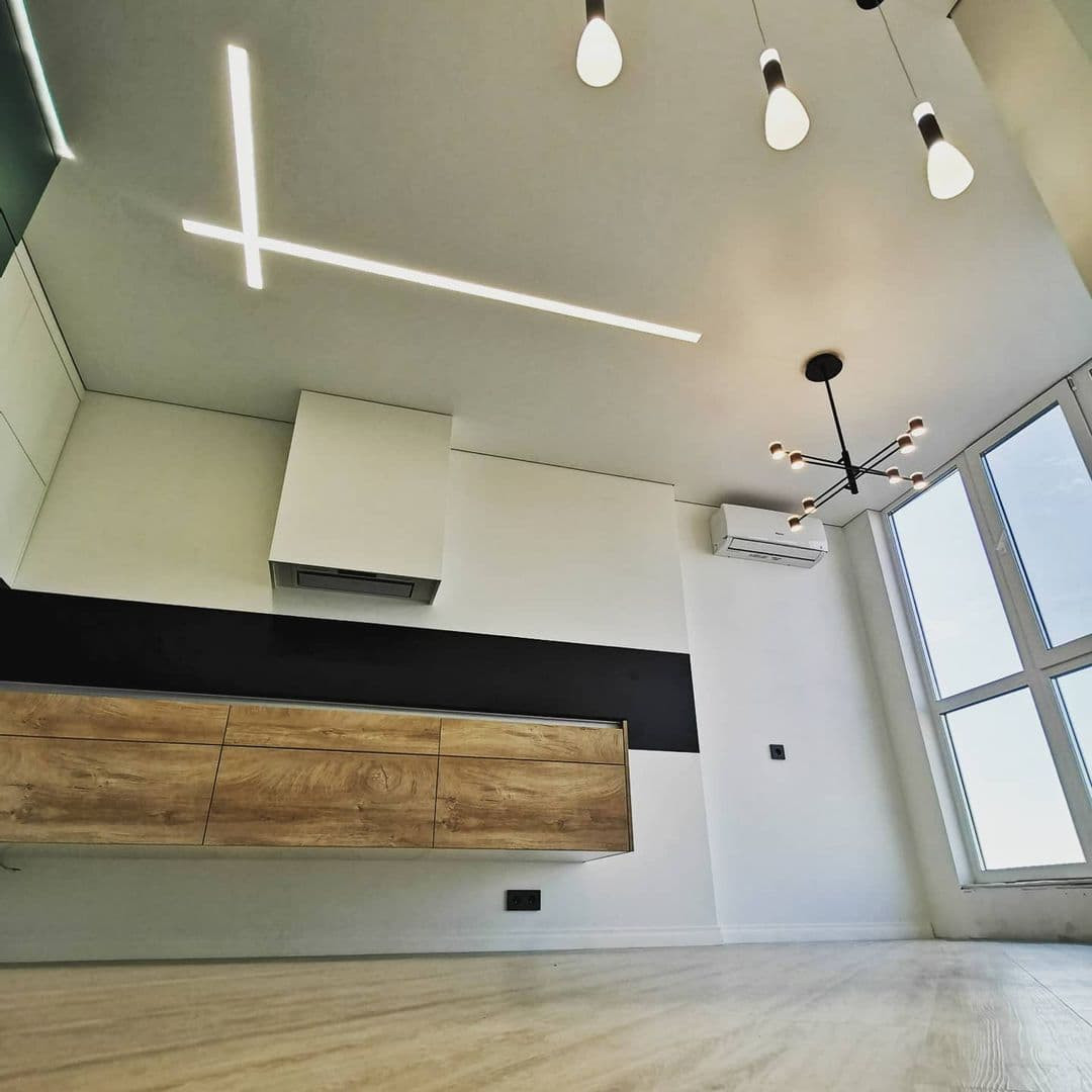 Навесная угловая встроенная дизайнерская кухня с древесными фасадами