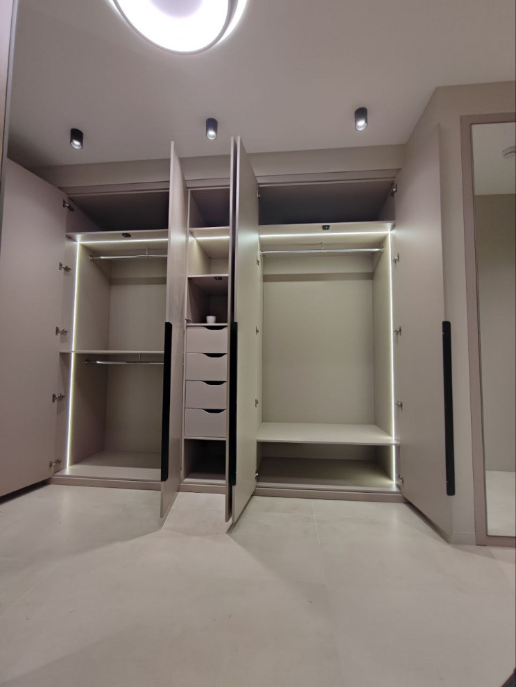 Встроенные распашные шкафы