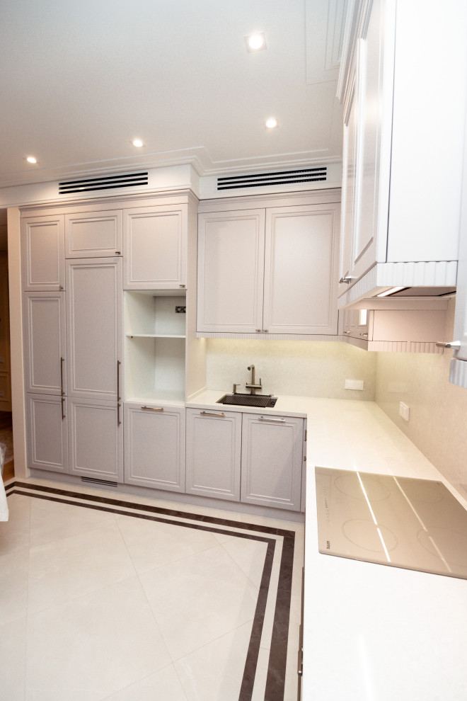 Нежно-серая кухня в неоклассическом стиле