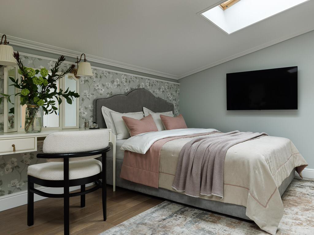 Комната молодой девушки под скатной крышей