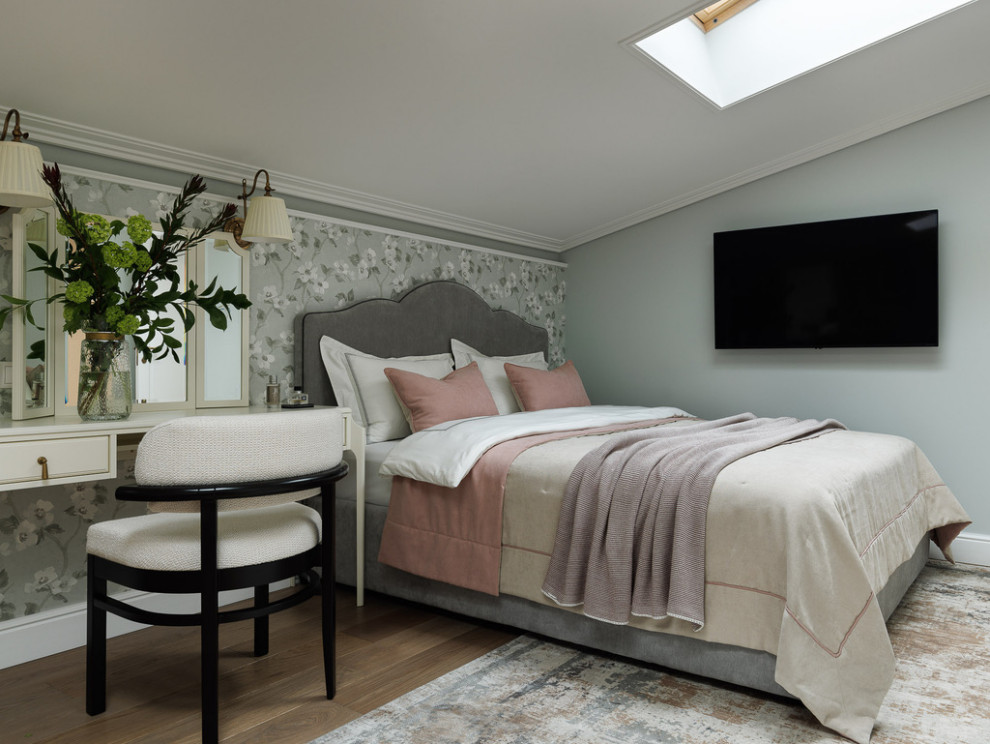 Комната молодой девушки под скатной крышей