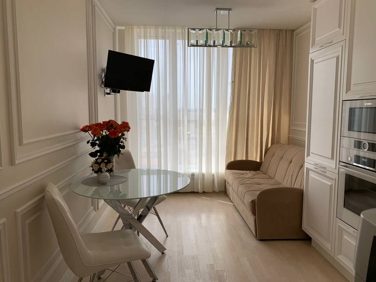 Обложка проекта: Светлая однокомнатная квартира в неоклассическом стиле