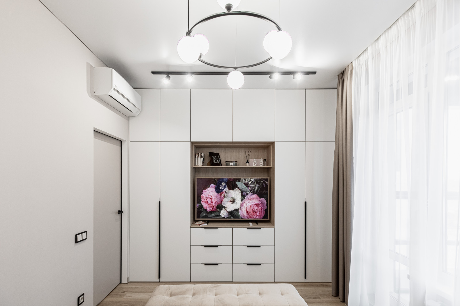 Двухкомнатная квартира в современном стиле с яркими акцентами