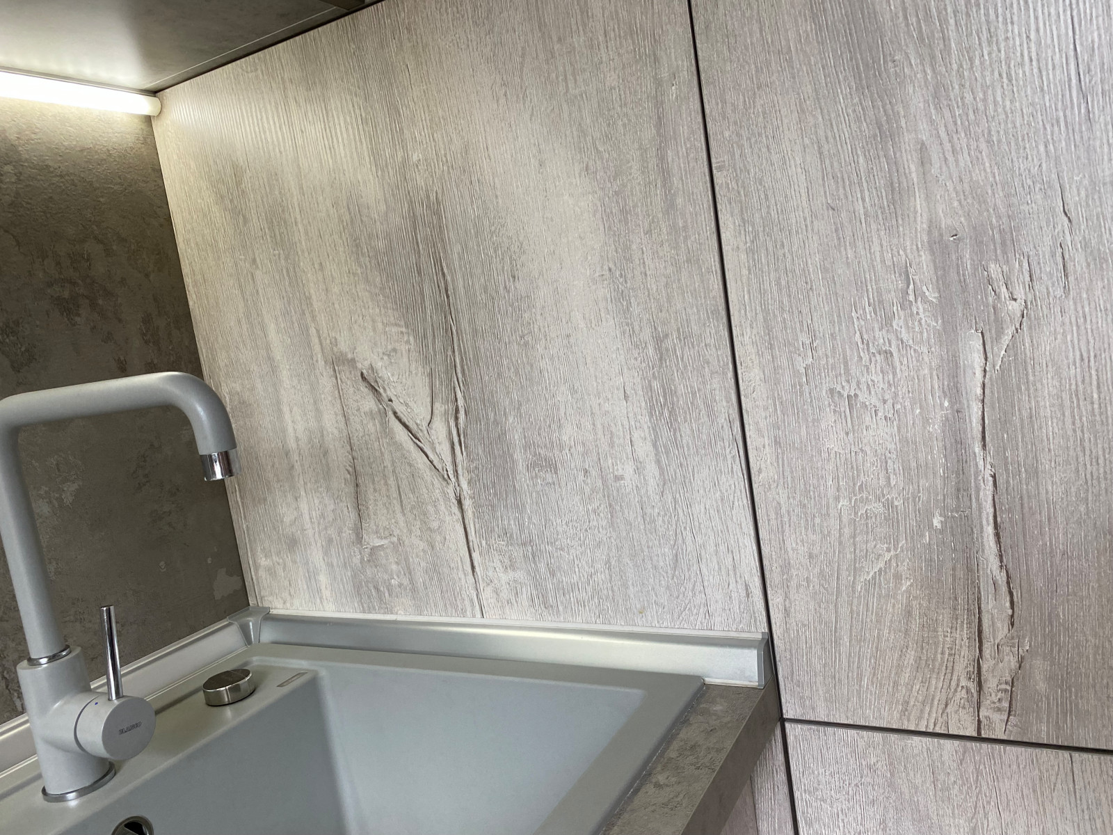 Маленькая угловая встроенная кухня в коричневом и светло-сером цвете