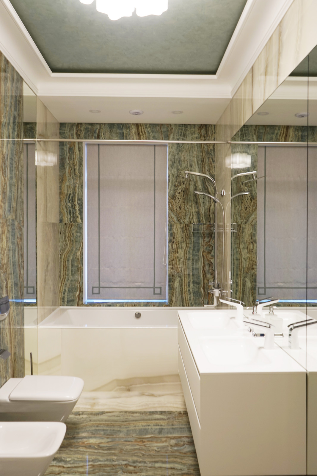 Фото готового интерьера. Второй этаж загородного дома, пространство спален в дом