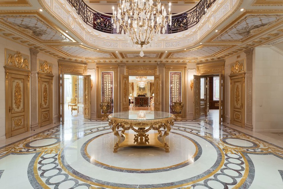 Главный холл загородного дома