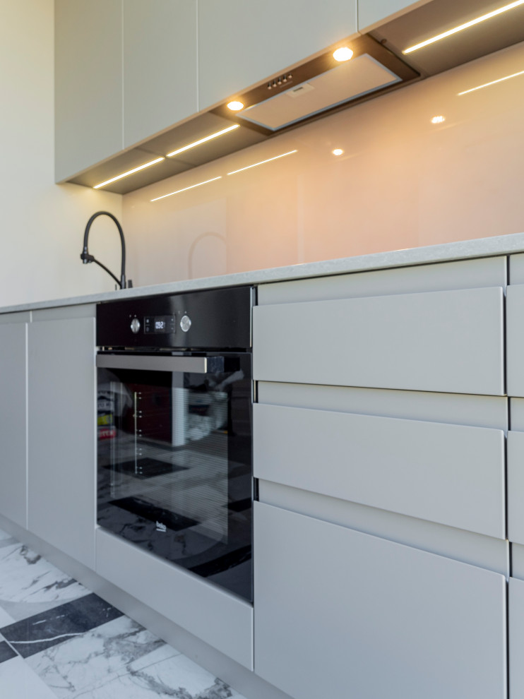 Большая стильная кухня в неоклассическом стиле в светлых тонах