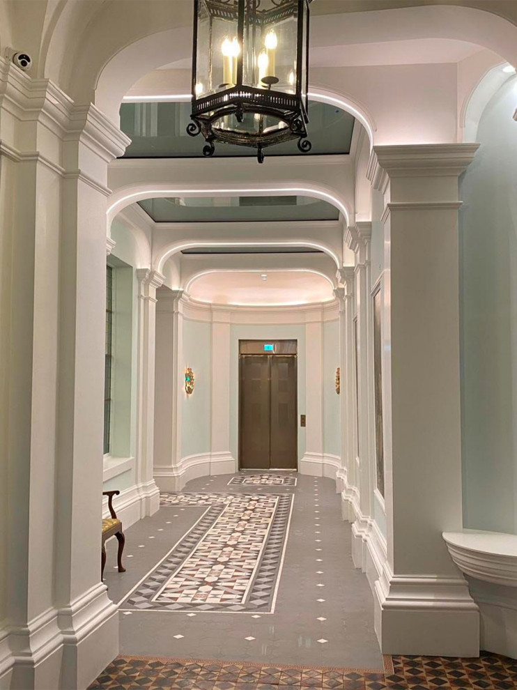 Элегантная парадная: сочетание матовой штукатурки, лепнины и плитки пэчворк