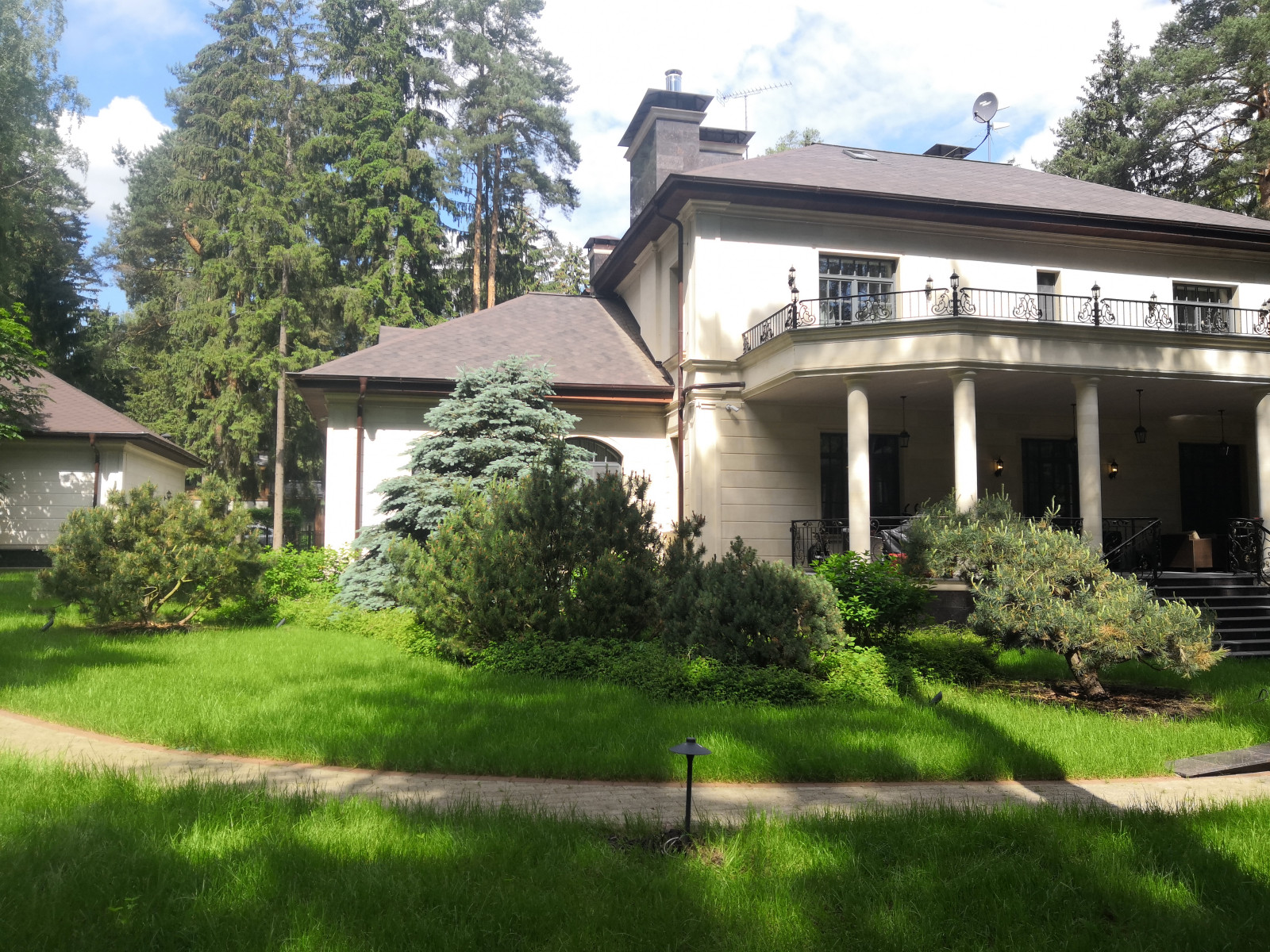Landscape design of the territory (Moscow region, Sherwood village)