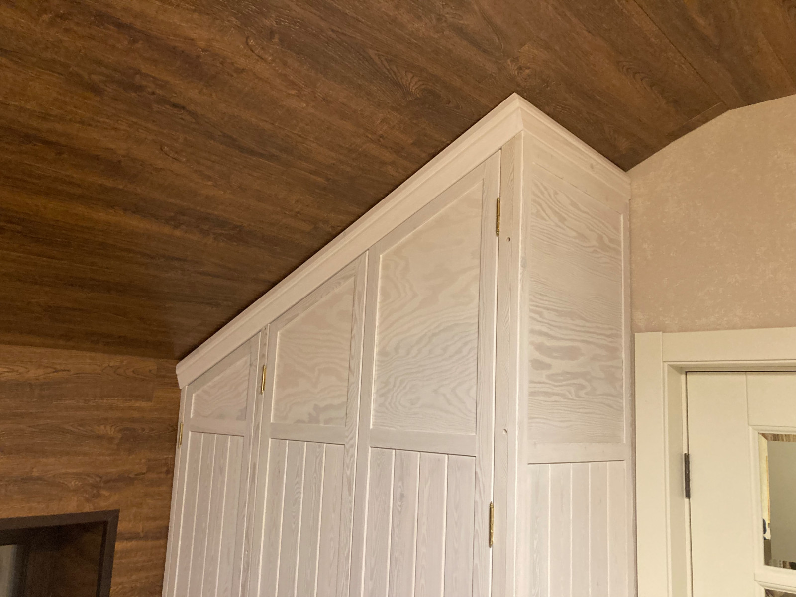 Шкаф под крышу.