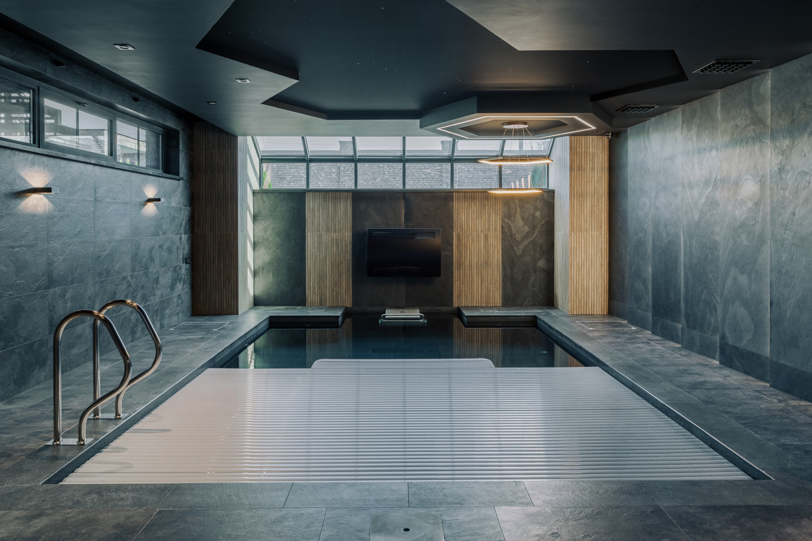 Сауна с бассейном в цоколе частного дома.