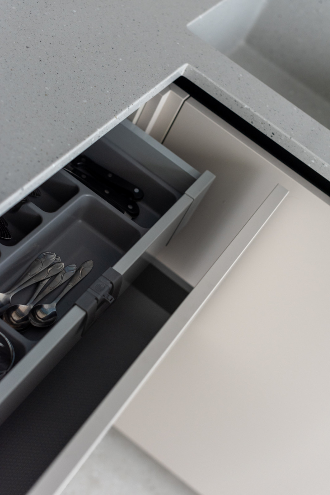 Двухуровневая угловая кухня