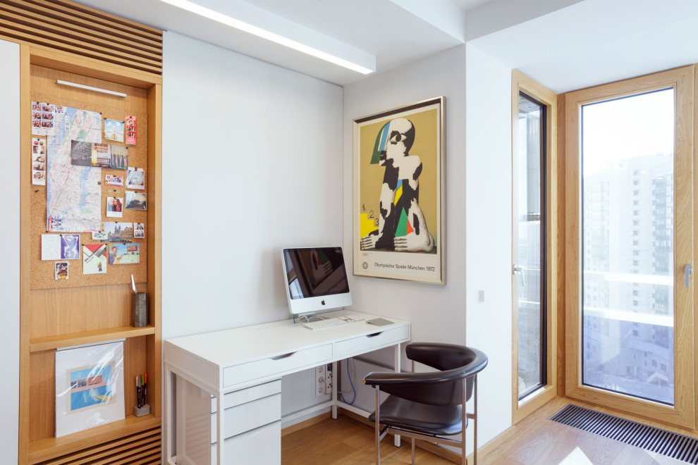 Светлая квартира-галерея с мебелью в духе 60-х