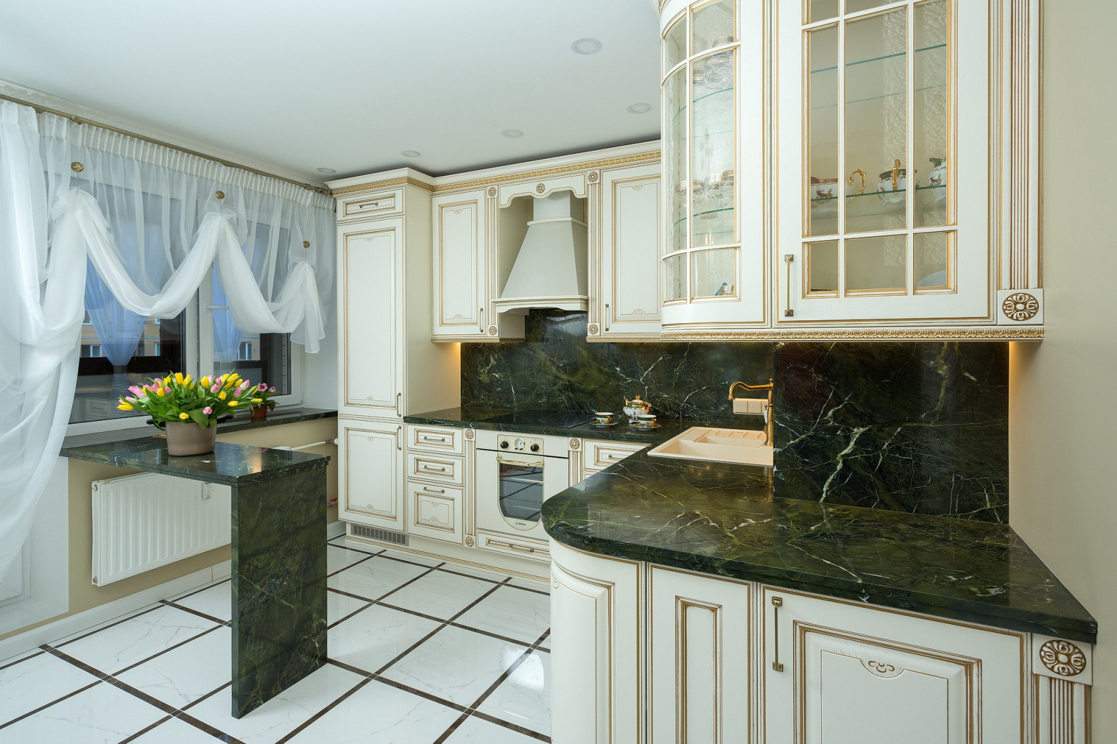 Зеленый мрамор в интерьере кухни