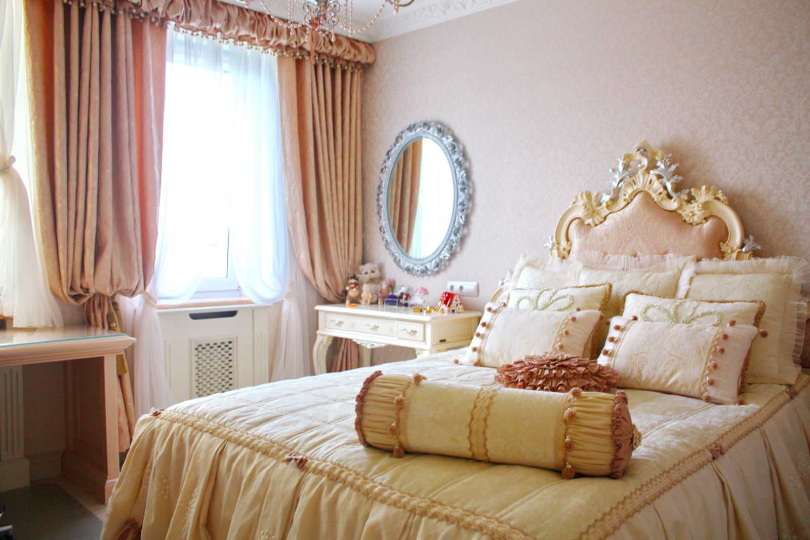Спальни из розовой мечты: оформление кроватей; покрывала, валики, подушки