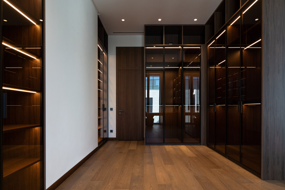 Гардеробная комната с распашными стеклянными RPE фасадами