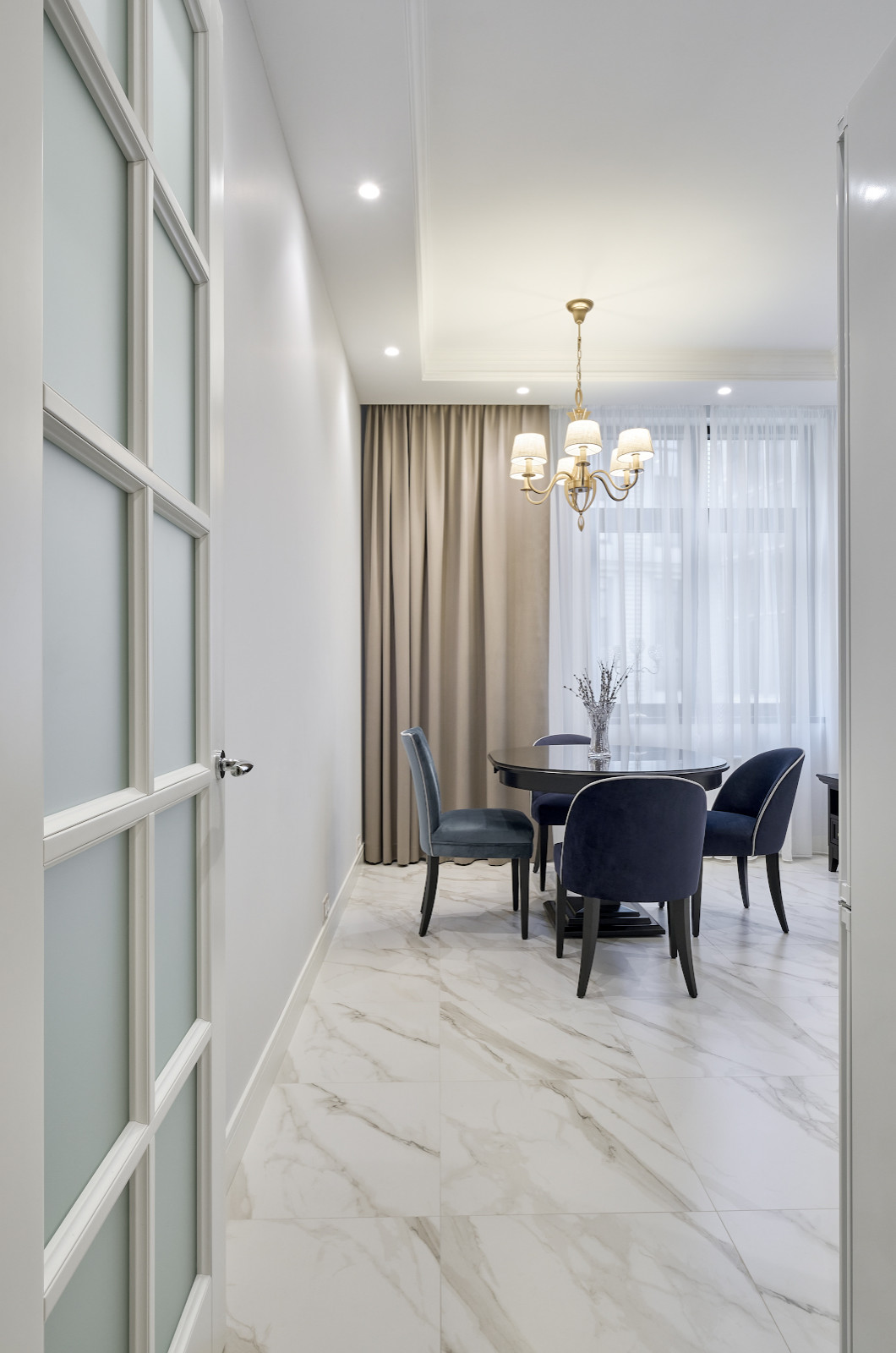 Двери Кантри в светлом интерьере