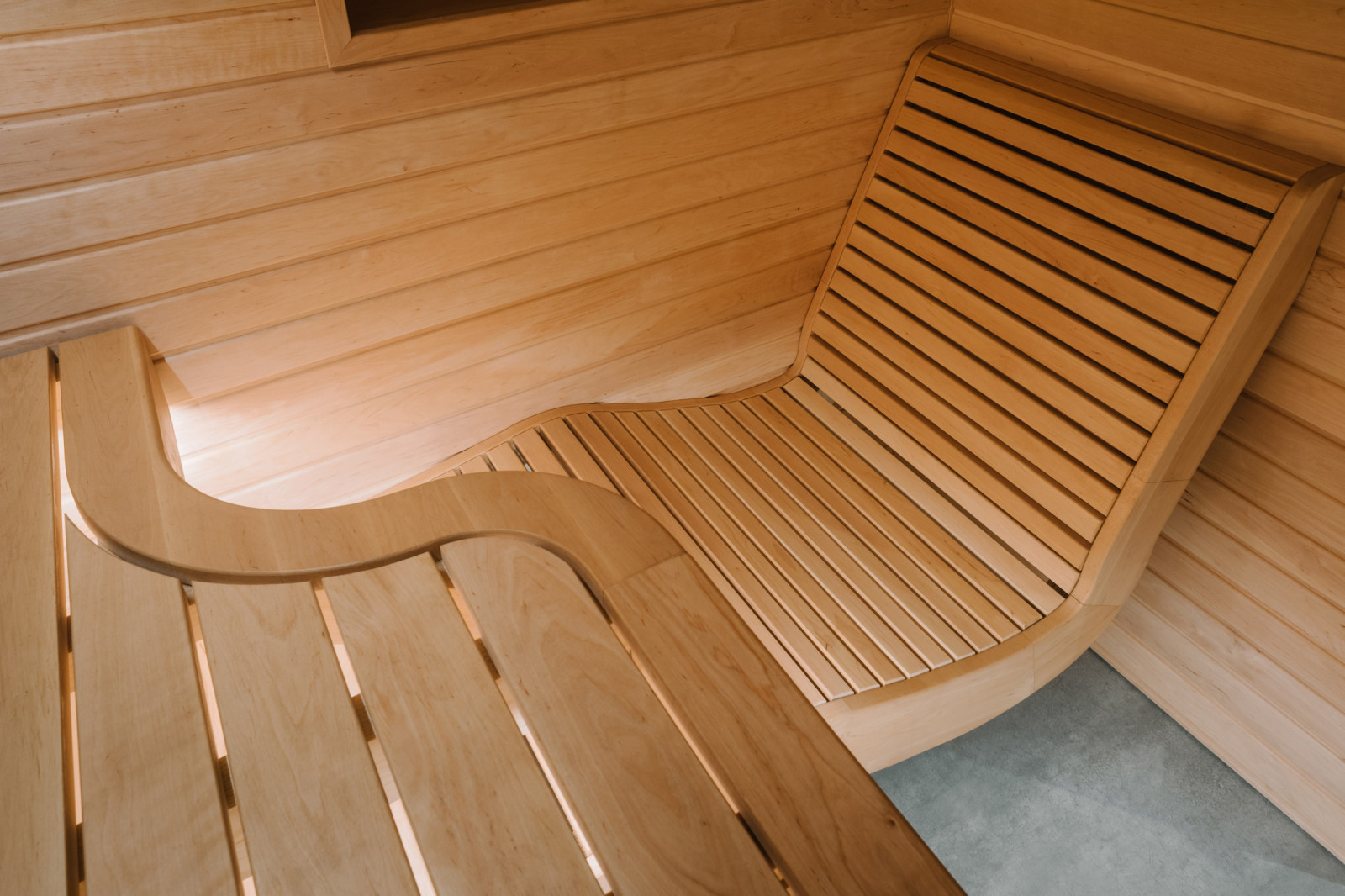 Полки и стены из ольхи.