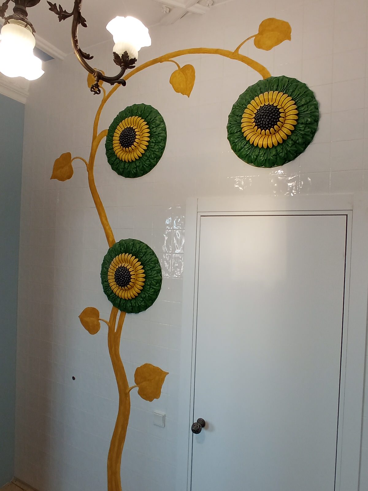 Рельефно-живописное панно в холле квартиры