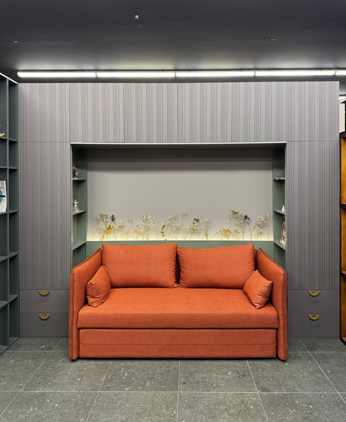 П-образный шкаф в шоуруме