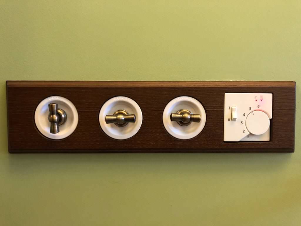 Винтажная электрика Salvador для скрытого монтажа в интерьере загородного дома.