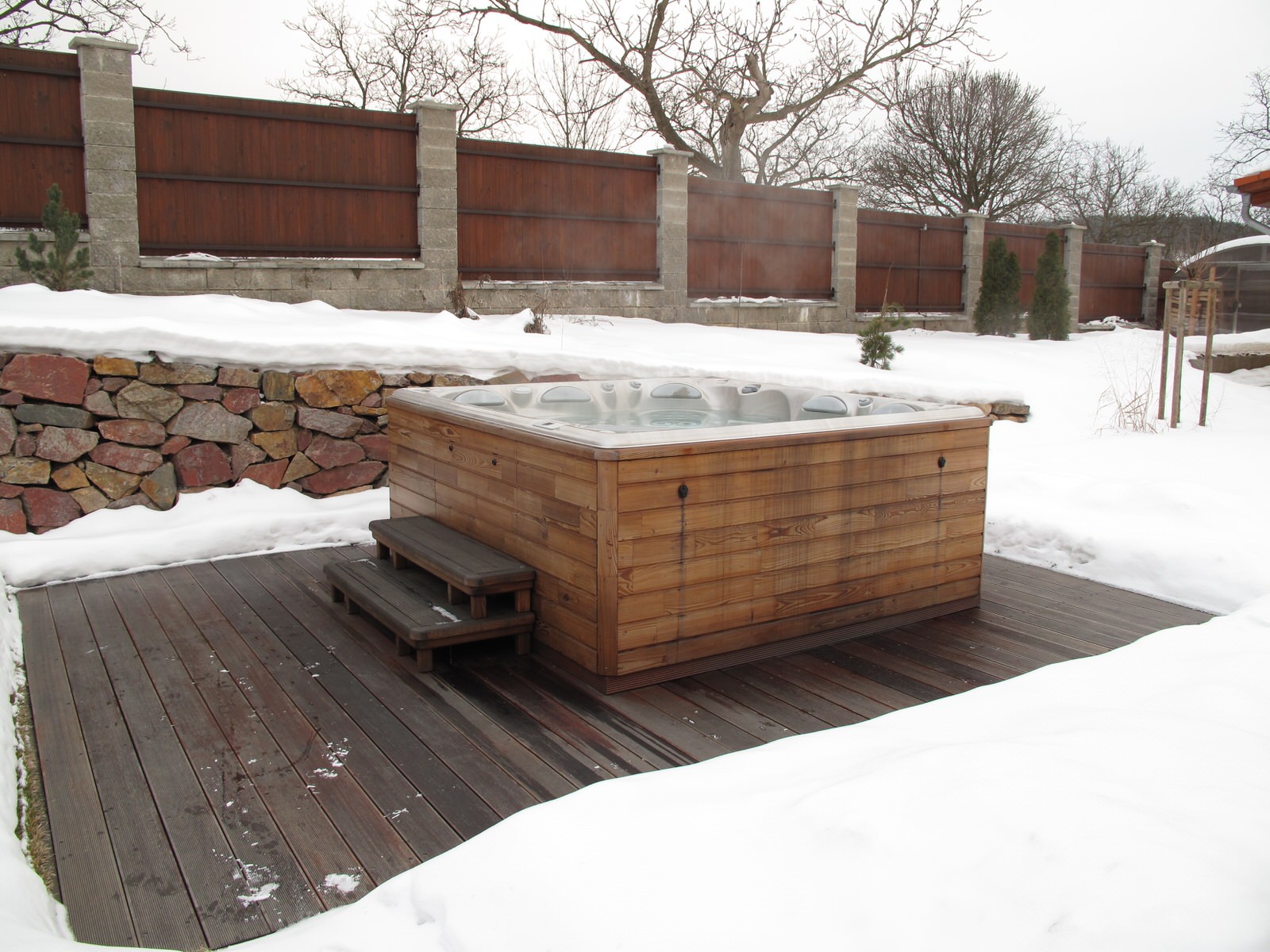 Persea - бассейн среднего размера с двумя лежаками