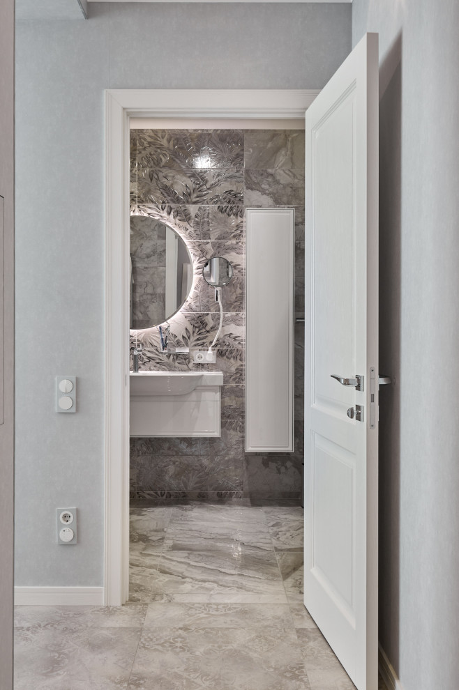 Белые дубовые двери в неоклассическом интерьере