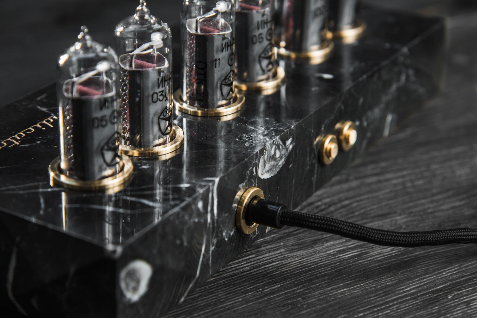 Ламповые часы Сатурн-5 из натурального мрамора