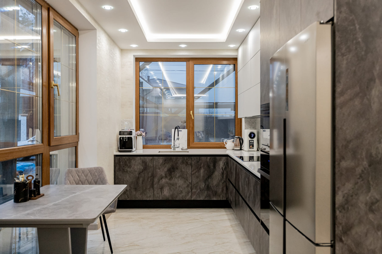 Угловая кухня в сером и черном цвете в стиле лофт