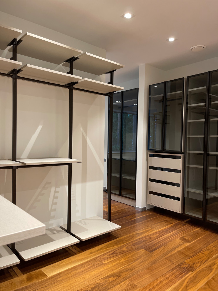 Распашной шкаф с системой RPE raumplus и Гардеробная система UNO raumplus