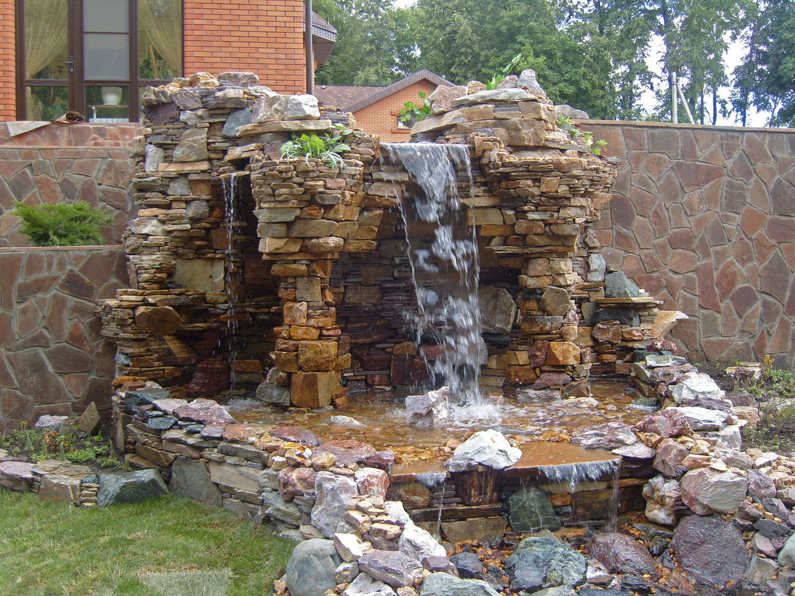 Водопад с колоннами