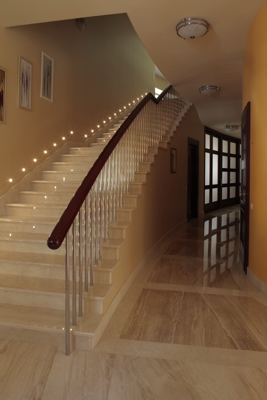 Вилла г-на К. Интерьер холла и гостинной.