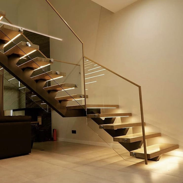 Поворотная лестница с стеклянным ограждением