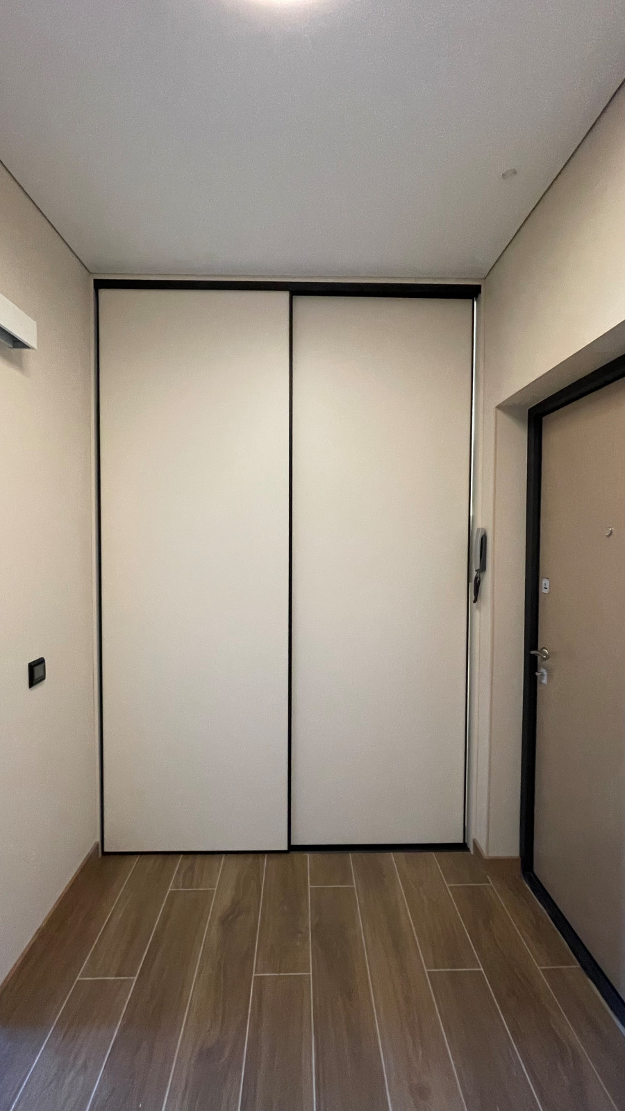 Обложка проекта: Брутальная квартира для холостяка с камином, вращающимся ТВ и девушкой