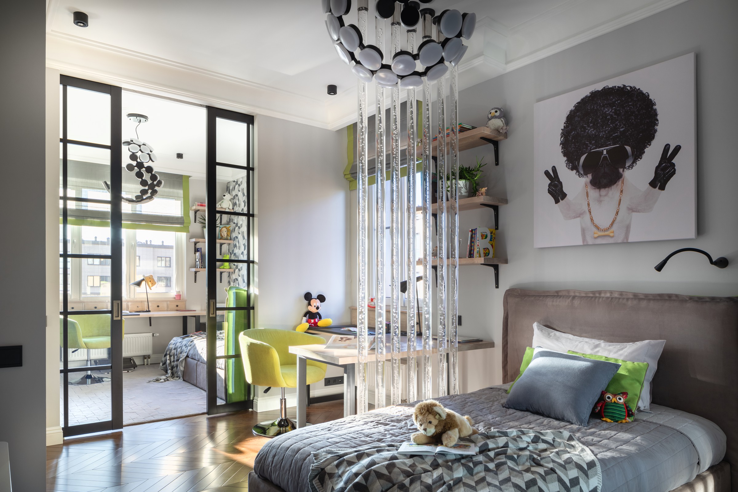 Ахроматика детской зоны с цветовыми акцентами