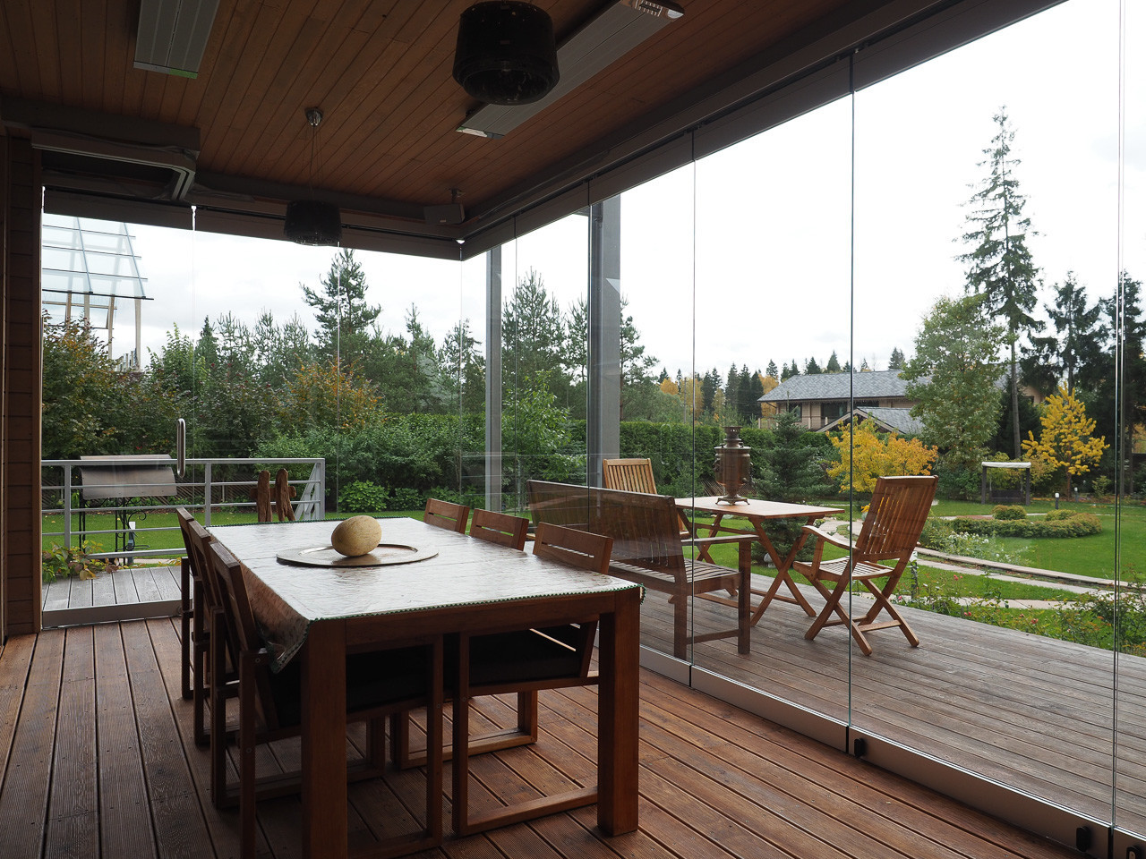 Остекленная зона на нижней террасе