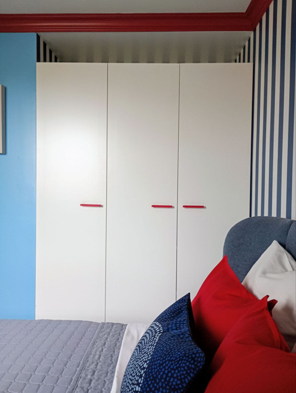 Une chambre aux couleurs vives pour un adolescent qui aime la couleur