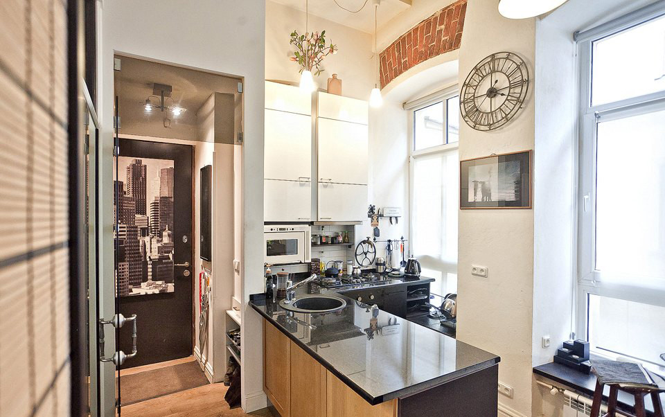 Двухъярусная квартира с кирпичной кладкой, антикварными деталями и секретным бал