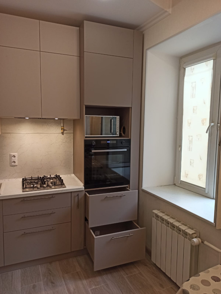 Небольшая кухня в бежевых тонах с комодом