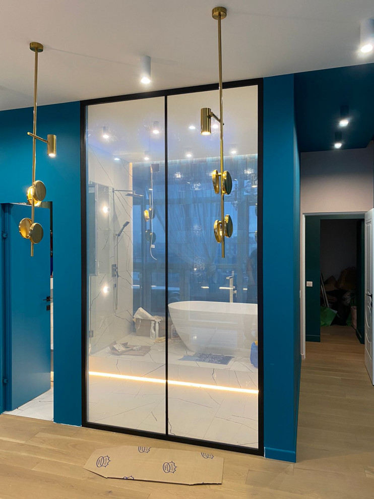 Стекло с переменной прозрачностью для разделения ванной и коридора