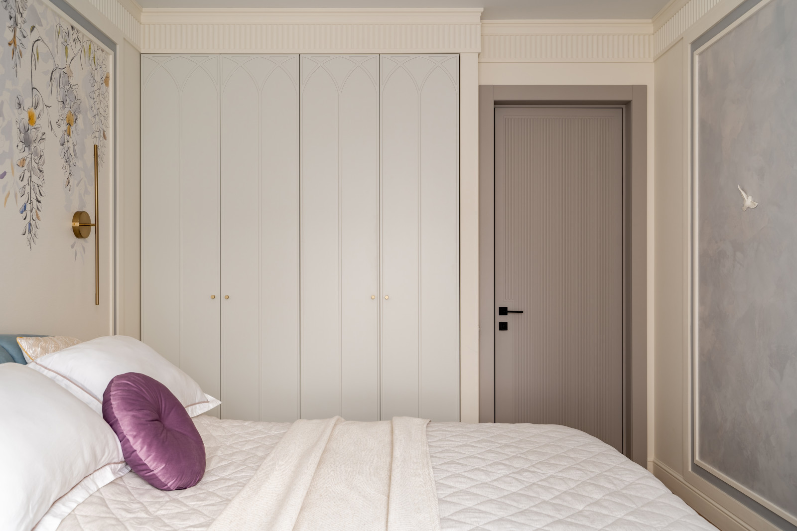 Шкаф с фрезеровкой в спальню