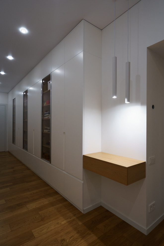 Длинный шкаф для длинного коридора