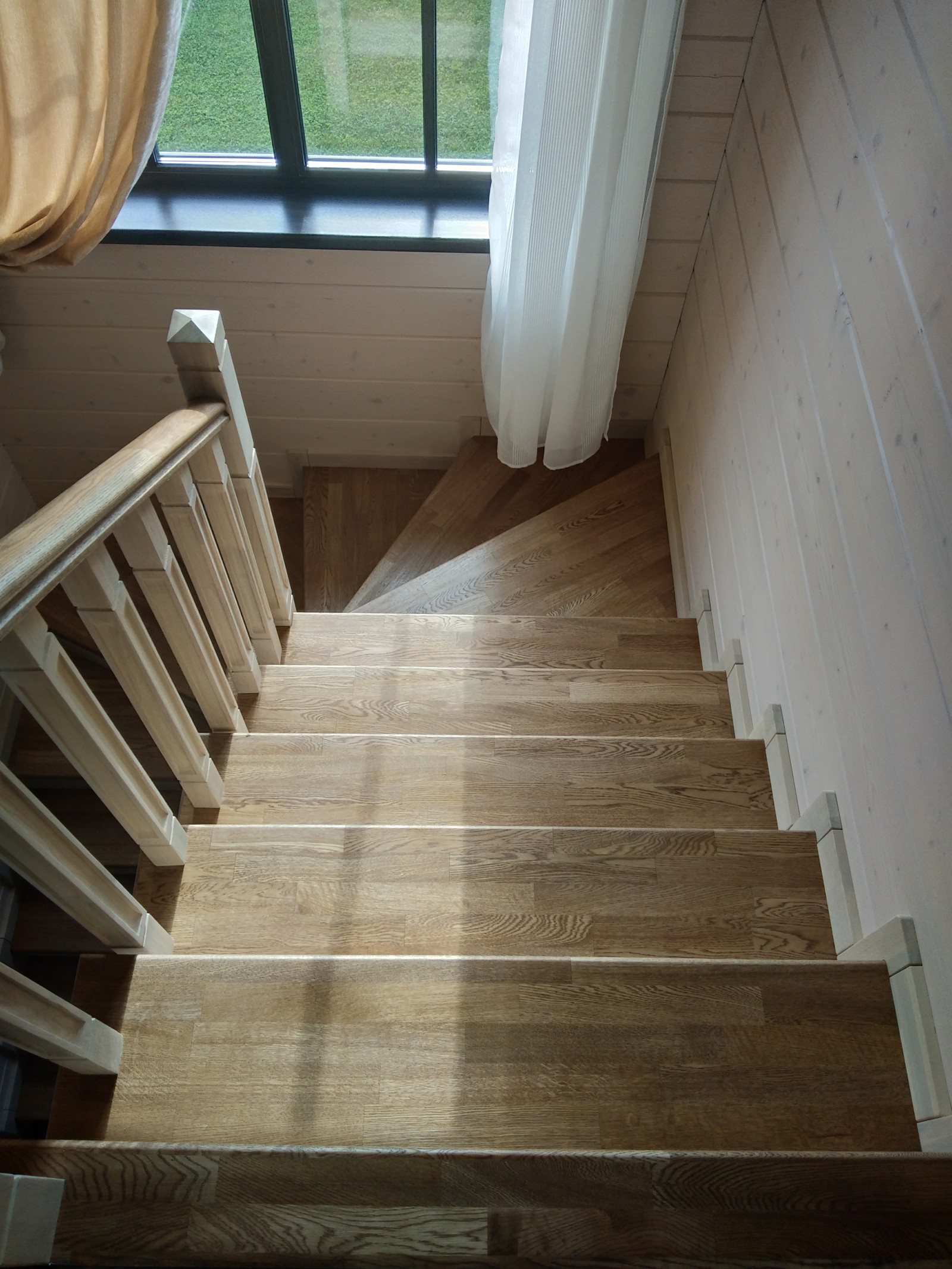 Обложка проекта: Лестница из дуба в дом из бруса