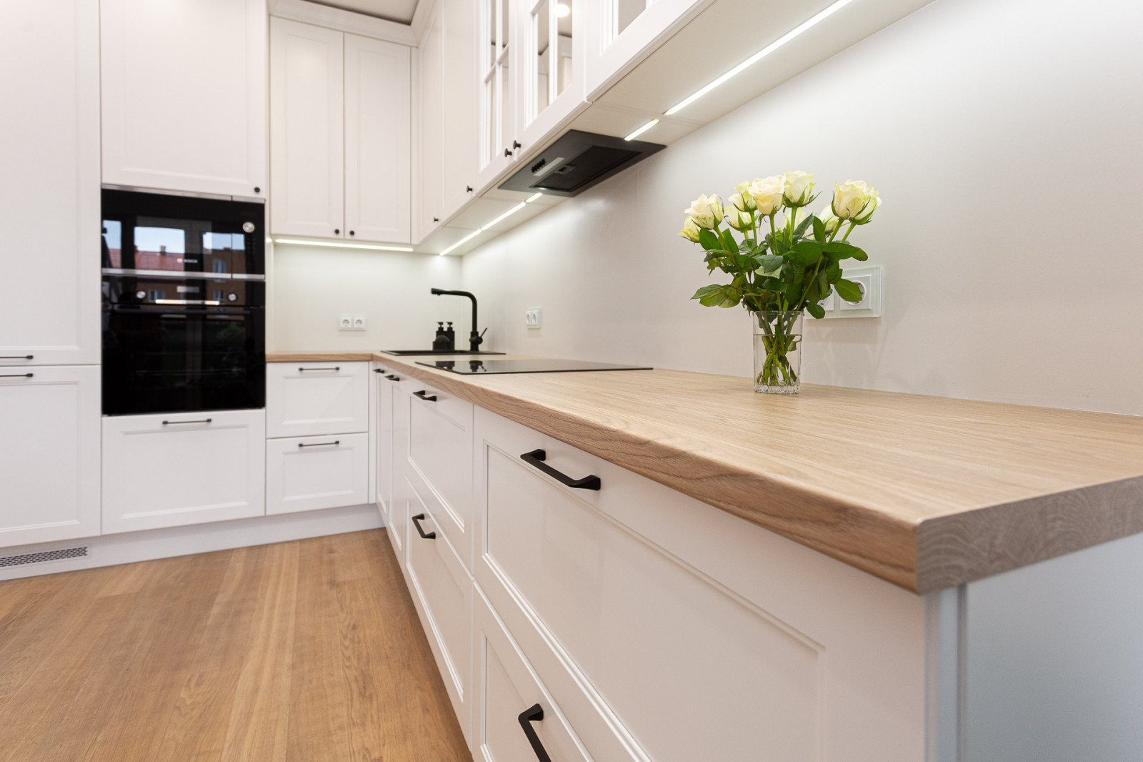 Белая кухня в стиле современная классика