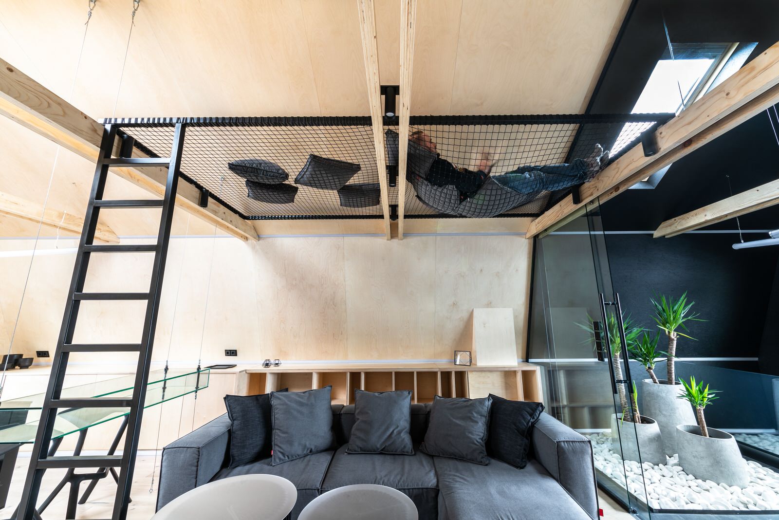 Проект недели: Мансарда с двухъярусной ТВ-зоной и зимним садом