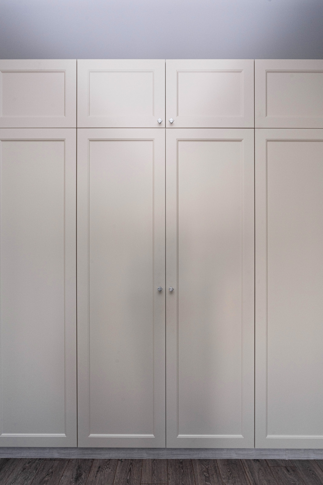 Шкаф в спальню в стиле современная классика