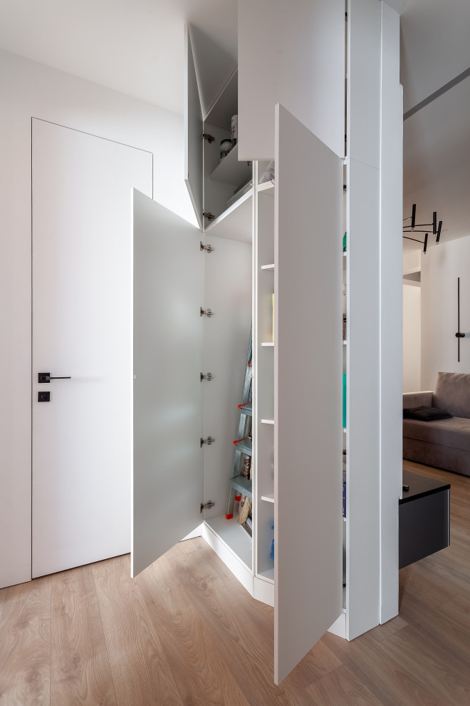 Вместительная система хранения для коридора